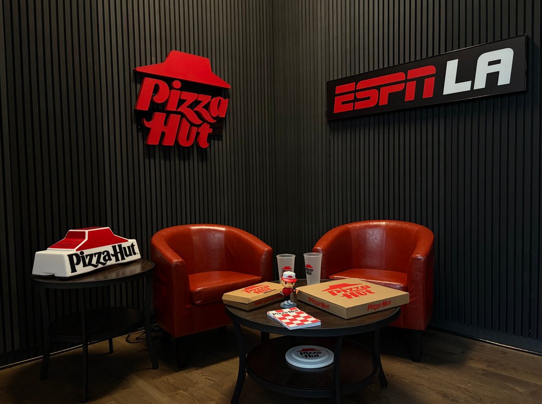 CustomNeon's tweet photo. @pizzahut  Content Studio 🍕✨ 

Home to live streams, sports talk shows, and digital broadcasts, we designed this Pizza Hut sign. A bold backdrop built for an instantly recognizable brand 🚨⁠

#pizzahut #espn #podcast #podcastbackground #brand #recognisable #customsignage #led https://t.co/Bq1y4YiX0k