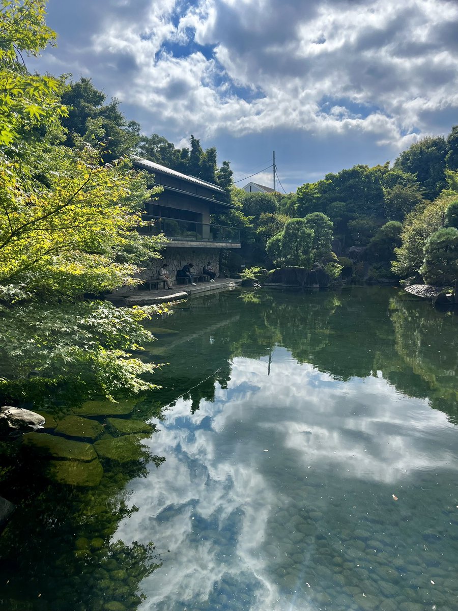 flowcoffeejp's tweet photo. 午後の目白庭園。光が水面に反射して眩しい！

17時の営業終了までにもうひと山来てほしいところ。。。いかがですか？？😉✨☕️🧇(庭園自体は19時まで空いています。)

日陰のベンチや東屋でゆっくりくつろぎながらお楽しみいただけます。 https://t.co/bvaIXtiRaX