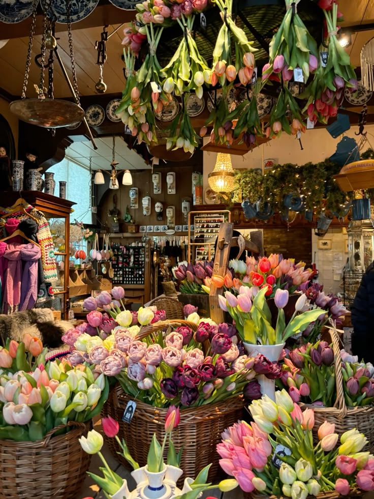 im_italyy's tweet photo. Idea n°2  #teobed 

💐 Obed un chico mudo que ayuda a su madre con los arreglos de la florería familiar mientas está de vacaciones 

☕ Mateo un alucin que por castigo   tiene que ayudar a su hermana en su cafetería https://t.co/j4LLneJ9lm