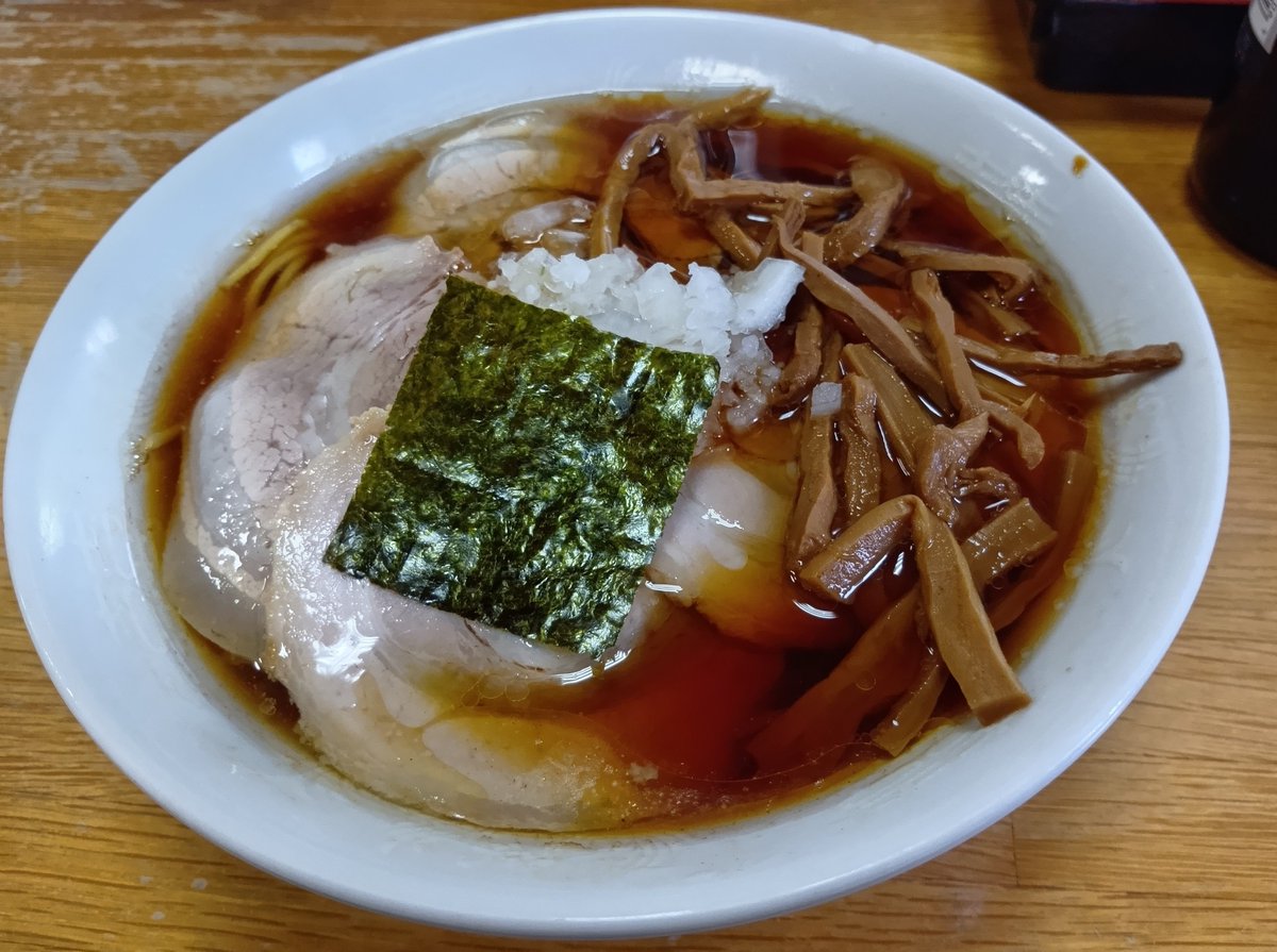 hhh_diary's tweet photo. 前から興味のあったみんみんラーメン初訪♪

バラチャーシューメンマを注文。

濃いめのスープと粗めの刻みタマネギが合いますね。

バラチャーシューを選んで、正解でした。柔らかくて、美味しかったです。

味のしっかりしたお通しのメンマもビールのお供に最高でしたよ (⁠^⁠^⁠) https://t.co/zDhlJ7oyWb