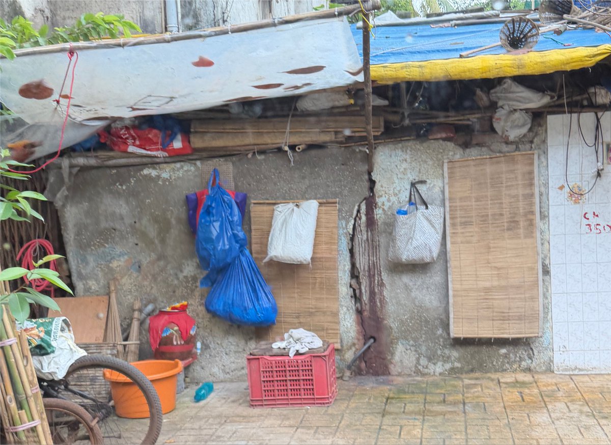 MNCDFanonymous's tweet photo. After an eyewash this illegal hut is back in action and as usual @Mahim_PS @mybmc @mybmcWardGN is clueless and @AshwiniBhide is encouraging pedestrians first policy bravo 👏 https://t.co/47kGgVVkLS