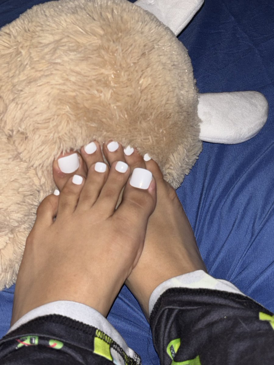bunnybopp007's tweet photo. Late night pics after work dm me if interested in buying more. I also do customs:))#feetfetısh #widefeet #work #foot https://t.co/cwX3URWyqW