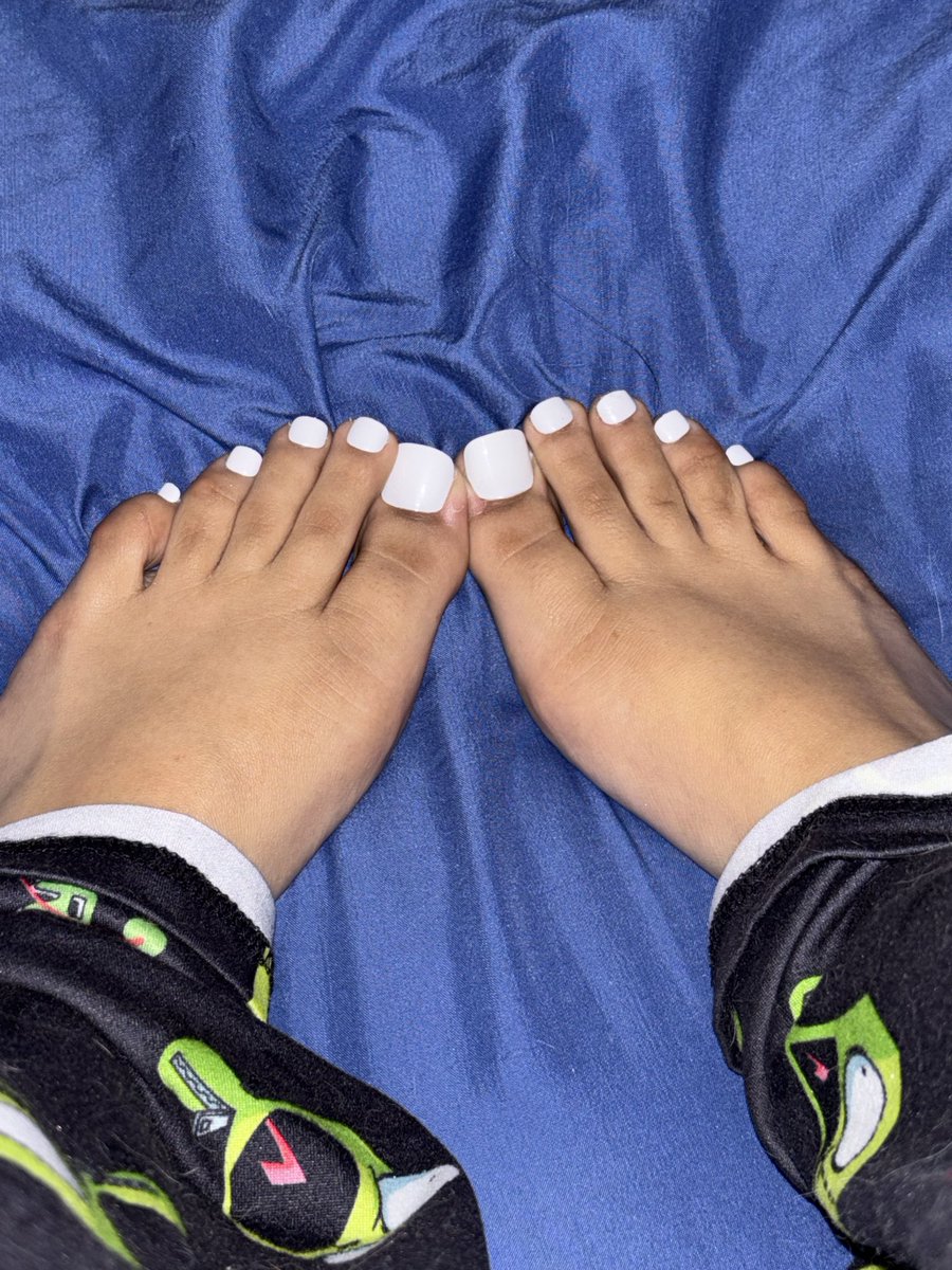 bunnybopp007's tweet photo. Late night pics after work dm me if interested in buying more. I also do customs:))#feetfetısh #widefeet #work #foot https://t.co/cwX3URWyqW