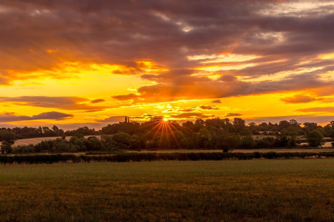 SolihullUpdates's tweet photo. Good Morning #Solihull
Sunny spells and variable cloud on #Wednesday with a few scattered showers. Feeling fresher. Moderate winds. Highs of 21°C & Lows of 14°C
(Image: #Sunrise in #Barston - @No1GhostDog). https://t.co/pZqJpJlYpF