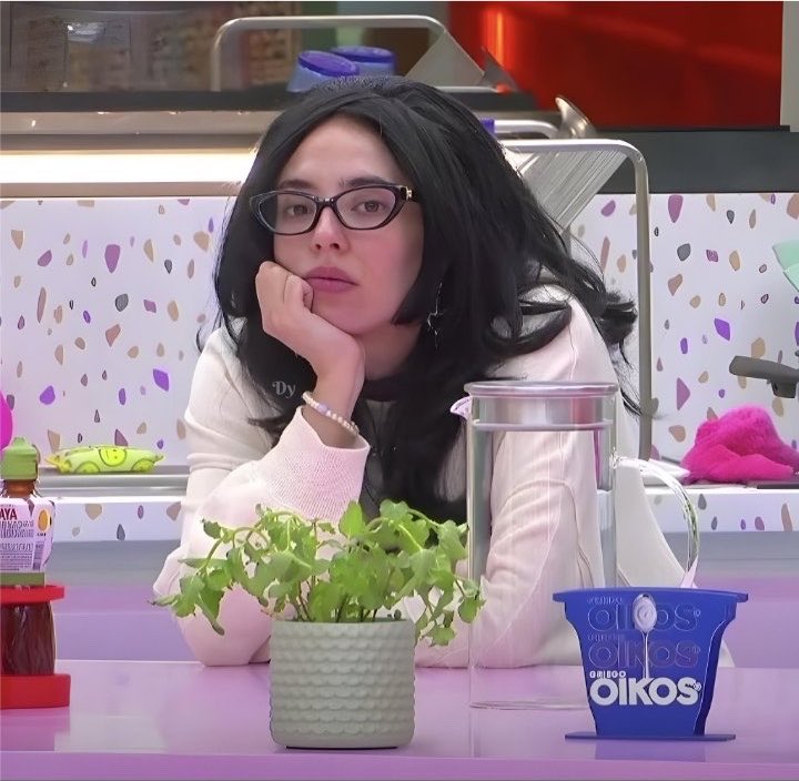 F4Bell's tweet photo. Días antes de que empezara la casa yo dije que Arantza me recordaba mucho a Elaine por el hate injustificado que le estaban tirando, pero ahora? me doy cuenta de que va más allá. 

Ambas quedaron en medio de una casa con Alianzas, complots y teams, a ambas sus “amigxs” las abandonaron cuando empezaron una guerra de cuartos,  y bueno ya sabemos el final, a Elaine le afectó no estar de ningún lado y espero que no pase lo mismo con Arantza 

#LaCasaDeLosFamososMx