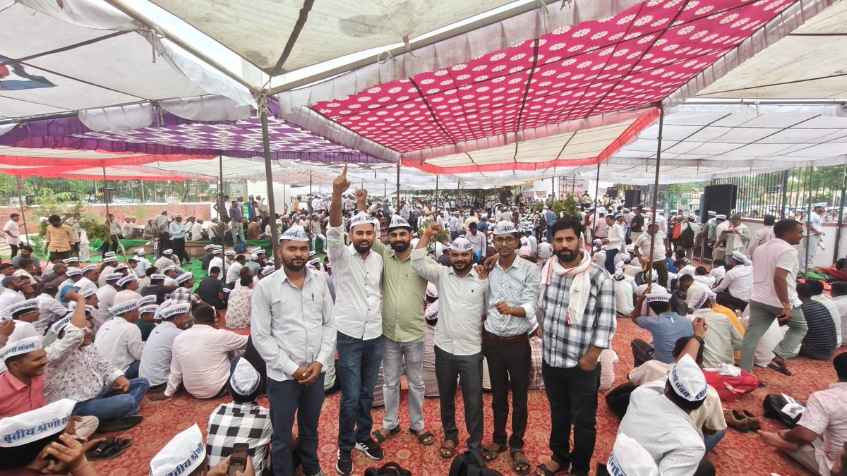 Sunil__Ahir's tweet photo. हजारों शिक्षकों की एक ही आवाज़,,,,

"हमें चाहिए सिर्फ़ ट्रांसफर!"

#तृतीय_श्रेणी_शिक्षक_मांगे_ट्रांसफर
#तृतीय_श्रेणी_ट्रांसफर
#महाआंदोलन_05_अगस्त
#जयपुर_चलो
@SachBedhadak 
@DainikBhaskar @zeerajasthan_ @ZeeNews @ZeeNewsEnglish https://t.co/2HahXFEqmZ