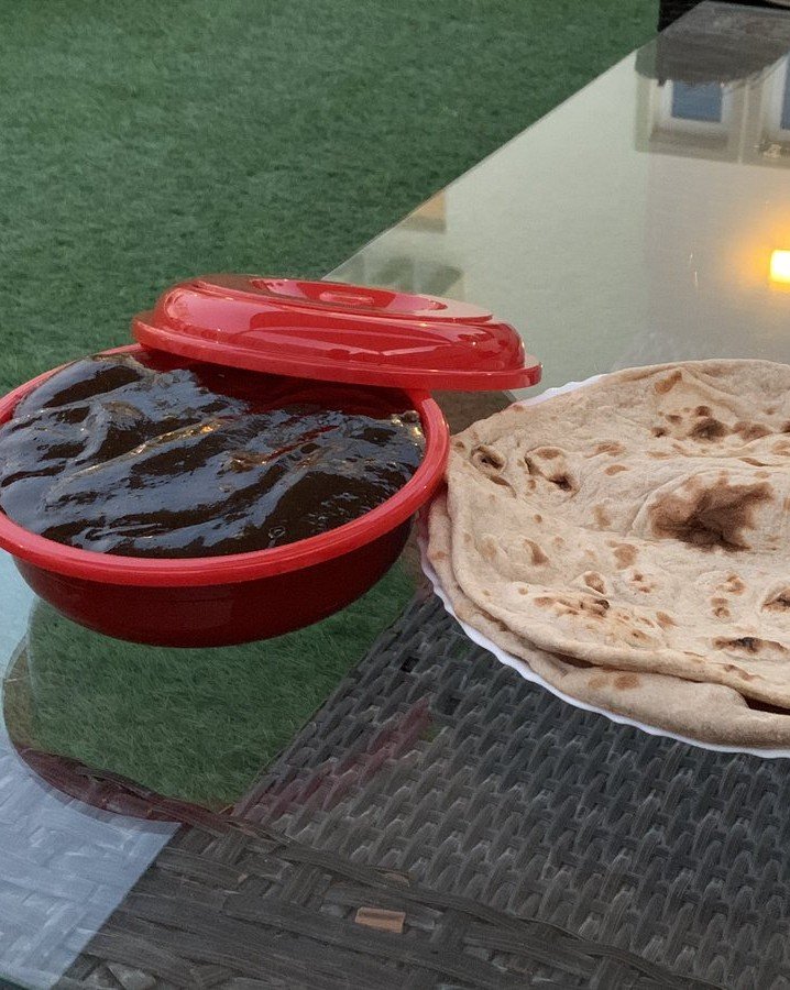 fatemah_0101's tweet photo. أيش رايكم في أكلة الحلوى مع خبز التنور.. ؟؟😍 https://t.co/BlUW8vggdy
