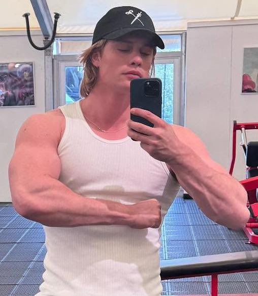 Inloveisms's tweet photo. This is one of the 8th wonders of the world, cause how in the hell did Nicholas Galitzine get so big that quickly. I know this man's protein shits were straight diabolical. https://t.co/7wxGJqgd9w
