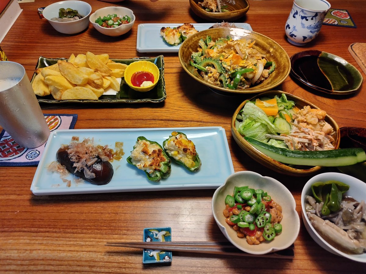 405ontheroad's tweet photo. 休日の夕飯です。地元の農家さんの路面販売で買った野菜を中心に🍺😁ゴーヤ、玉ねぎ、ピーマン、ナス、じゃがいも、きゅうり、オクラ…特にきゅうりがこんなにみずみずしくて、なんて美味しいの‼️と感動✨️前日の残りや買ってきたごぼうサラダを使いましたが揚げ物やったので良しとしましょう😅 https://t.co/yAe6l2GM0j