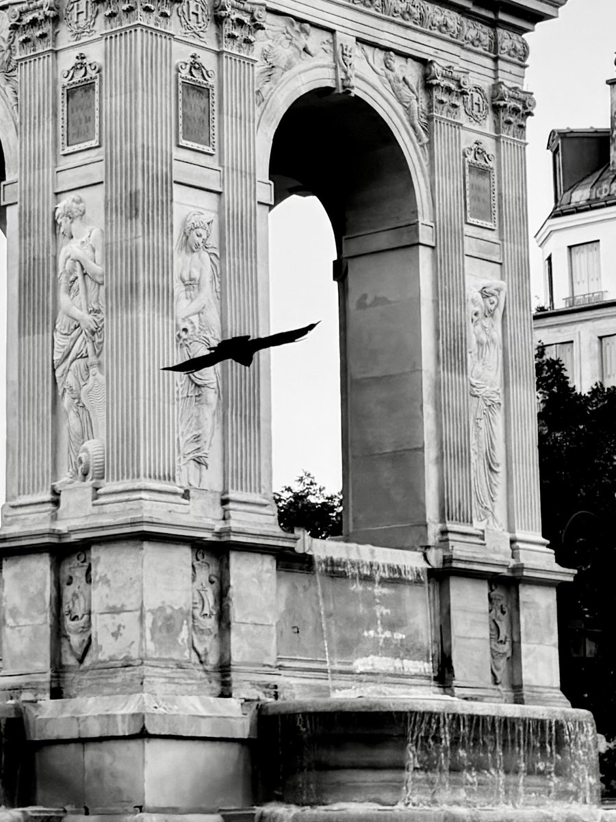 fred_manfrin's tweet photo. Et pourtant l’eau coulait,
Place des Innocents.
Et la ville dormait,
Matin incandescent.

Et l’air qu’on respirait,
Un vent tiède, lent,
L’été nous rappelait.
Rues aux rares passants.

Et la mort triomphait
Place des Innocents.
Un corbeau se juchait
Sa pitance attendant.

Chanson des anciens temps.