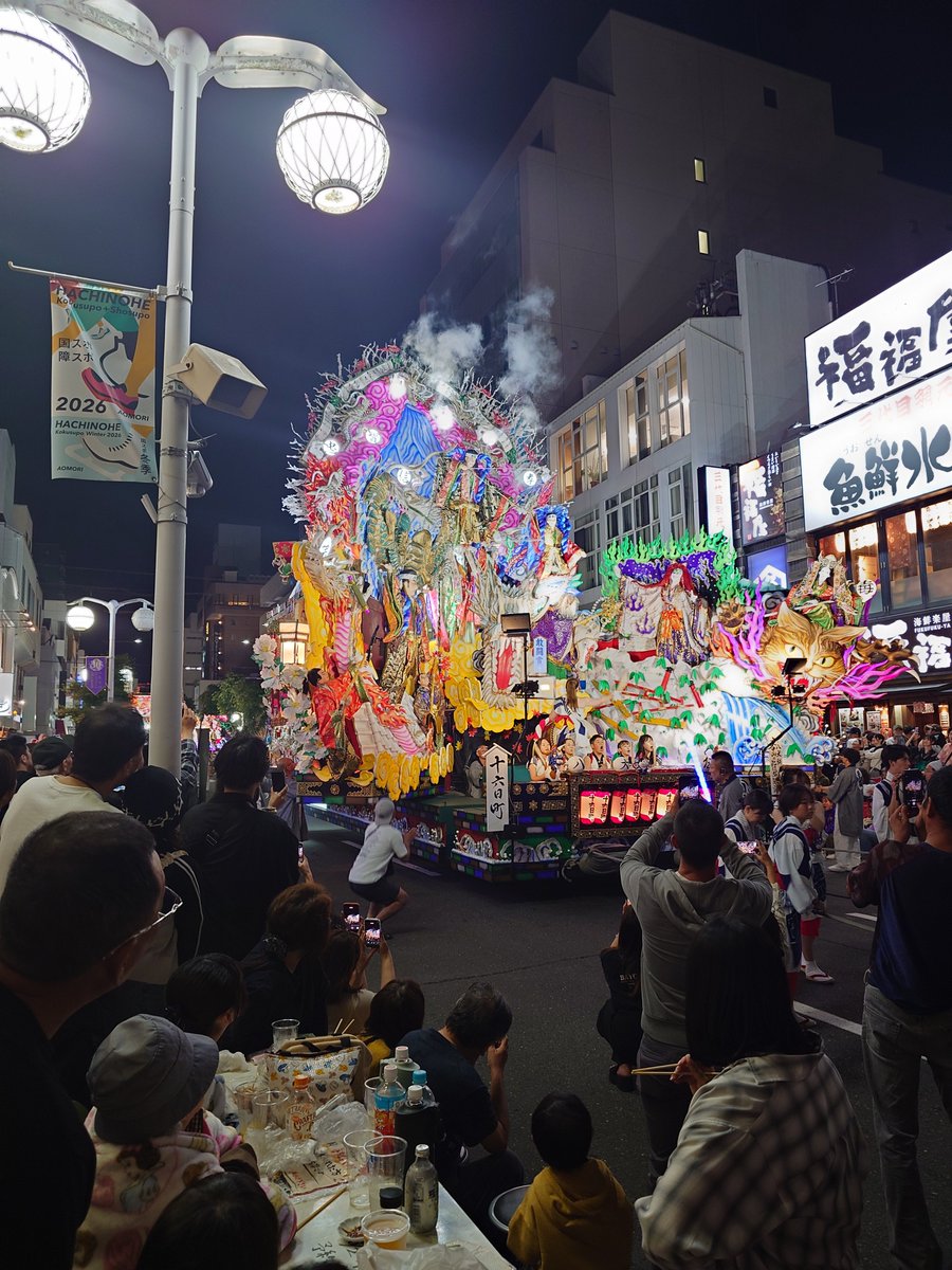 moonseeking's tweet photo. 青森　祭追跡総評

八戸三社祭　
一番派手　変形メカカッコいい

青森ねぶた祭
圧倒的な立体的をもって客に向かってくる迫力は流石のひと言　

弘前ねぷた祭
街々の手作り感満載で大人しいと思わせて回転、昇降と、ギミック満載
個人的には一番好きかも

五所川原立佞武多
すまん。次こそ見に行く！ https://t.co/2IMo0xWyU6