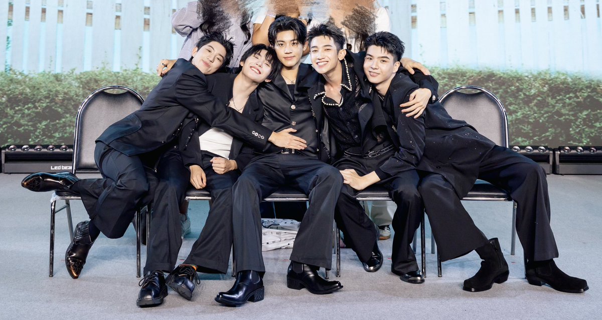 hhonghong_'s tweet photo. กอดกันกลม พี่เดรสคับ ตรงตามบรีฟคับ น่ารักคับ คิดถึงแก๊งต้นส้มคับ กลับมาได้มั้ยคับ https://t.co/9OGNXEwUaa