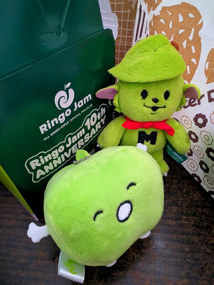MGA_3_LOV's tweet photo. Mrs. Donut 受け取ってきた！！！
箱もドーナツも可愛いね💕
素敵なコラボに感謝🍏🍩✨
家族で美味しく食べたいと思います😊

ｶｽﾀｰﾄﾞ&amp; Ringo Jam
ｺﾞｰﾙﾃﾞﾝ × ﾁｪﾛ ﾐｾｽの推しﾄﾞﾊﾟﾌｪ
　　　　
先に2個食べたらもうお腹いっぱい😋

#ミスド
#ミセスドーナツ
#MrsGREENAPPLE https://t.co/gfJmLC2BG0