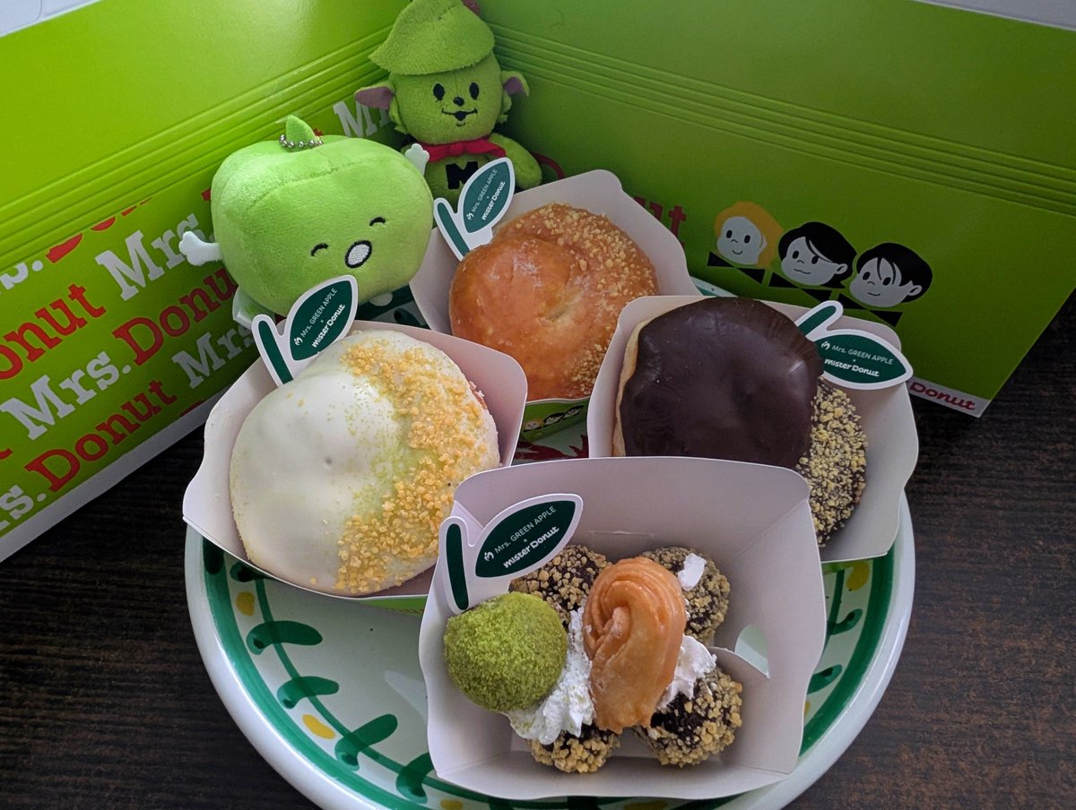 MGA_3_LOV's tweet photo. Mrs. Donut 受け取ってきた！！！
箱もドーナツも可愛いね💕
素敵なコラボに感謝🍏🍩✨
家族で美味しく食べたいと思います😊

ｶｽﾀｰﾄﾞ&amp; Ringo Jam
ｺﾞｰﾙﾃﾞﾝ × ﾁｪﾛ ﾐｾｽの推しﾄﾞﾊﾟﾌｪ
　　　　
先に2個食べたらもうお腹いっぱい😋

#ミスド
#ミセスドーナツ
#MrsGREENAPPLE https://t.co/gfJmLC2BG0