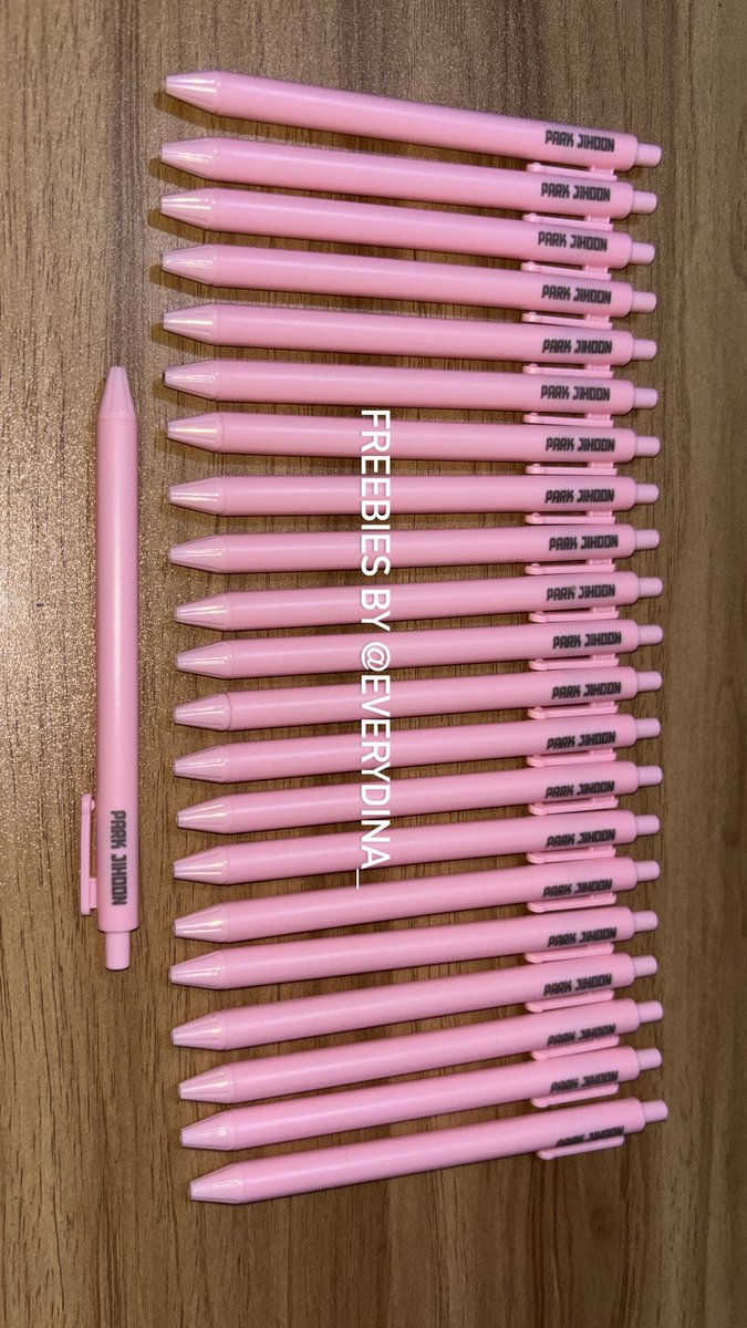everydina_'s tweet photo. PARK JIHOON FANCON RE:FLECT IN JAKARTA 

Freebies by @everydina_ 

👤 1 person 1 pen 🖊️ 

⚠️Disclaimer : Gunakan pulpen hanya untuk menulis ✍️ 

Syaratnya cuma say hi aja dan jangan dijual 😤😡
#ParkJihoon #Mays #ParkJihooninJakarta https://t.co/YUzM8pzRPT