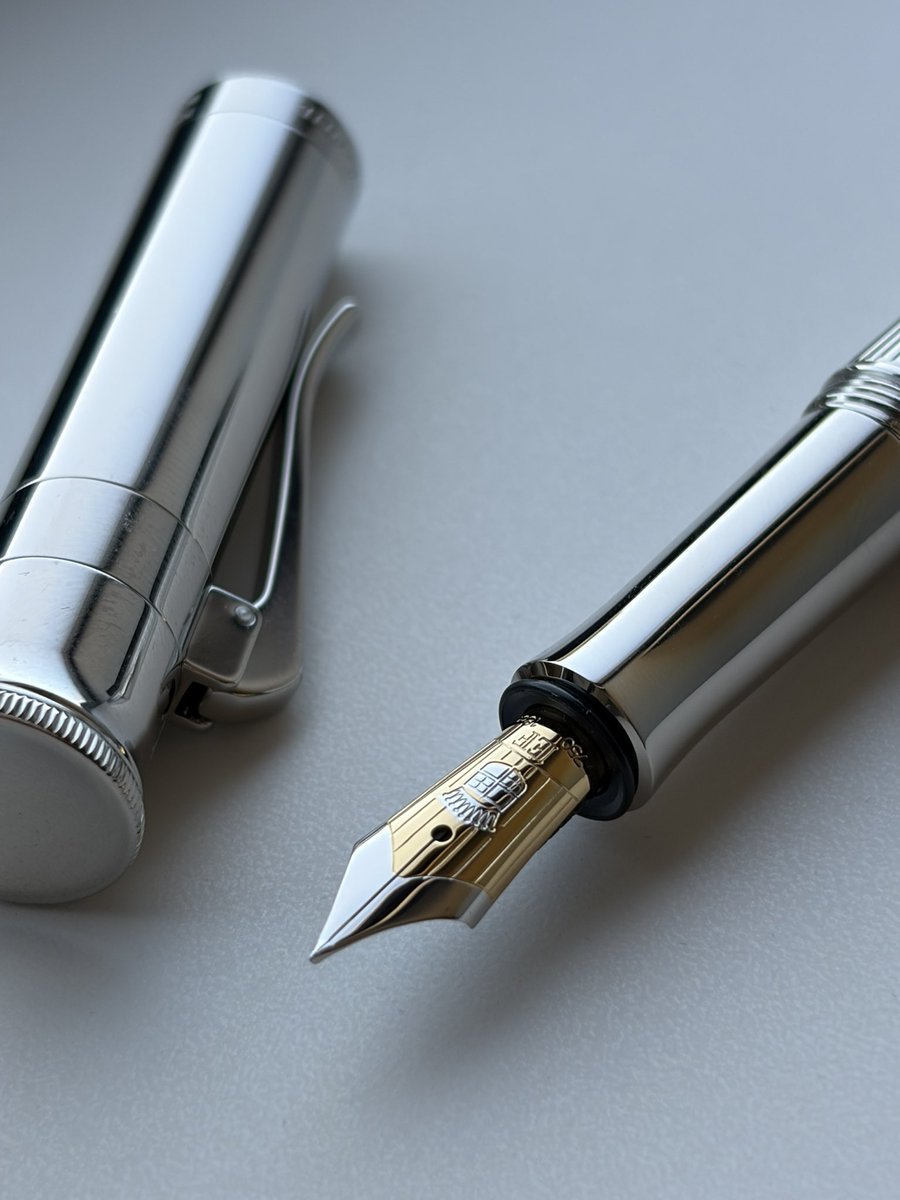 bunaru_x's tweet photo. #購入品
 GRAF VON FABER-CASTELL
クラシックコレクション
プラチナコーティング EF

伯爵買いました。かっこいい。
18金のニブはしなやかで、紋章までバイカラーで染め分けされています。ｶｯｺｲｲ https://t.co/coiLTsyfM2