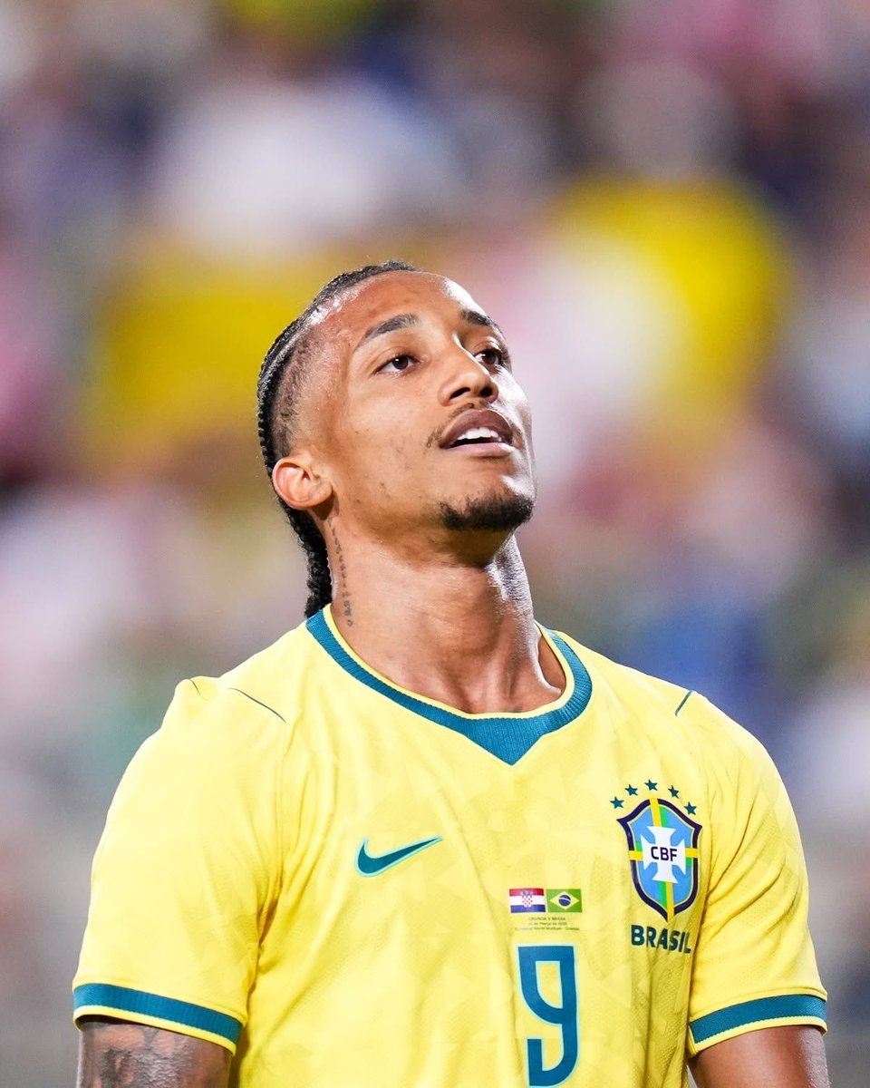 Barcacrz's tweet photo. 🚨 João Pedro was open to joining FC Barcelona and would have pushed for the move, but Barça decided against advancing negotiations. 

Chelsea were willing to consider €80M plus €20M in add-ons. https://t.co/MO8s6ML2t5