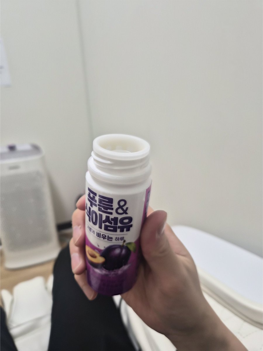 rann4041's tweet photo. 와 다이소에서 이거보면 무조건 집어와야됨,, 푸룬주스 중에서 차원을 달리함
뚜껑 꾹 누르면 정제 떨어지면서 주스랑 같이 마시는 건데
변기 한번 앉으면 1시간씩 걸릴때마다 최후의선택으로 먹고 다음날 화장실 갔다온 뒤 개운해짐
셋다 달큼하고 맛있어서 거부감 없이 쭉 들어간다는거 https://t.co/61t2iaU2z2