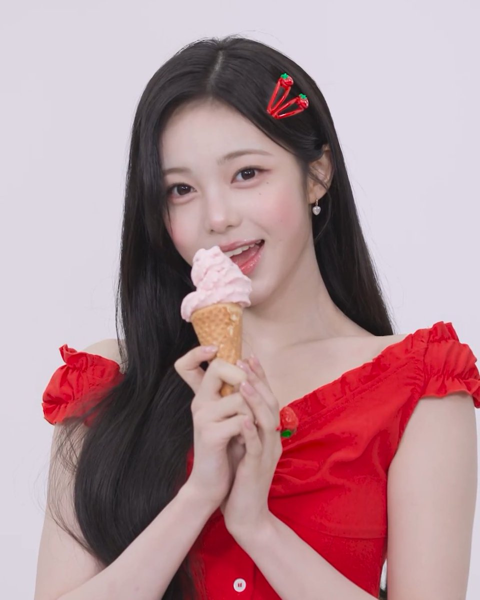 owntiy's tweet photo. HOLD ON… gak bisa ini mah! ana, carmen, terus sekarang ian juga pakai outfit merah... RED SUPREMACYS…NEXT SAPA LAGI❤️❤️❤️ https://t.co/qXE8g2kzUa