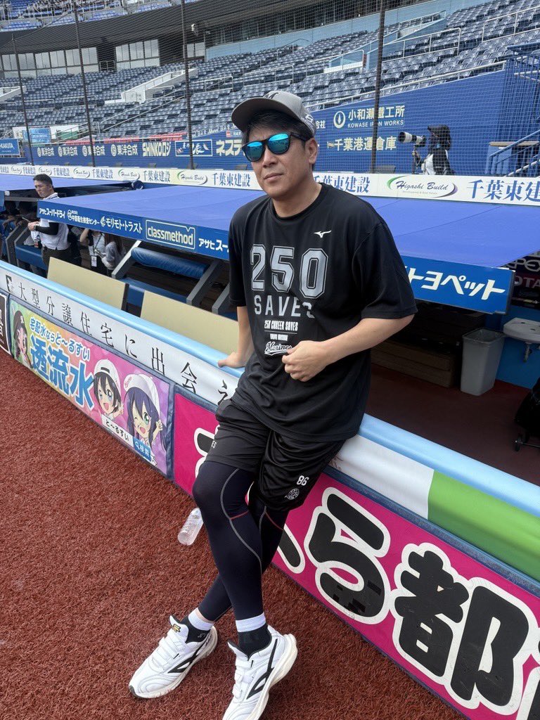 chibalotte_pr's tweet photo. #サブロー 監督も250セーブ記念Tシャツを着ています。
#chibalotte #広報 https://t.co/gkwY7xMSrQ