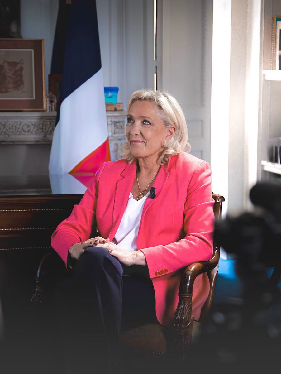 EtienneClerc_'s tweet photo. Nous souhaitons un très bel anniversaire à une femme de courage qui porte, depuis des décennies, la défense des Français. Bel anniversaire, chère Présidente @MLP_officiel ! 🇫🇷 https://t.co/WN3mNZqNxP