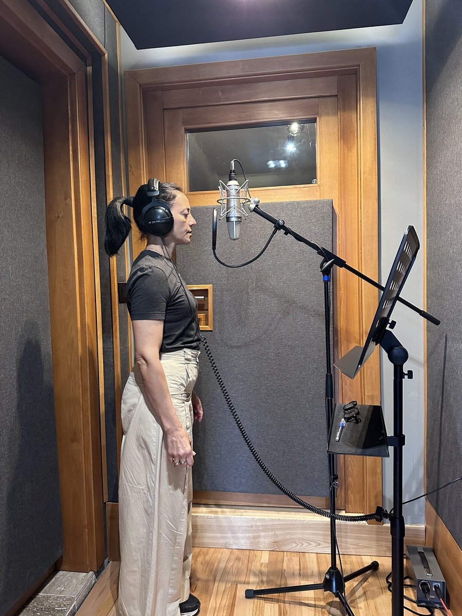 AnaliaSelis's tweet photo. Insfarsit saptamana trecuta am înregistrat, alături de pianistul Ștefan Doniga, albumul in limba dragă , dragă mea, limba română. 

Mellowdy Studios, un mic paradis pentru orice muzician care vrea să se concentreze, în liniște, ca sa iasa un album de înaltă calitate 💙 https://t.co/K7qBQ8lfgW