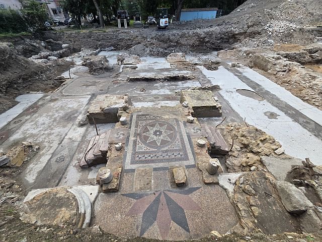 MeirManevich's tweet photo. В Вильнюсе полностью раскрыта центральная бима Большой синагоги
Археологи полностью раскрыли центральную биму Большой синагоги Вильнюса – возвышение, с которого читали Тору и вели богослужения. Во время раскопок обнаружены части главного молитвенного зала и женской галереи, цветные терраццо-полы с растительными и геометрическими орнаментами, таблички с именами прихожан и металлическая пластина с выгравированными Десятью заповедями.
Синагога, связанная с именем Виленского гаона, была разграблена и сожжена нацистами во время Второй мировой войны. В конце 1950-х годов советские власти снесли сохранившиеся части здания, а на его месте построили школу. Демонтаж школьного здания позволил археологам впервые расчистить крупные непрерывные участки исторического комплекса.
Особый интерес представляют таблички, обозначавшие постоянные места прихожан. На них сохранились имена мужчин и женщин, а некоторые места предназначались членам благотворительного общества, участвовавшего в управлении еврейской общиной Вильно. Одна из табличек сообщала, что место было пожертвовано Гитель Клачек, женой покойного городского шамаша Иехезкеля.
Среди других находок – пасхальное б��юдо, ханукальный волчок, табличка с упоминанием Йом-Кипура и пластина с Десятью заповедями. По словам руководителей раскопок Джона Зелигмана и Юстинаса Раца́са, находки позволяют восстановить не только облик синагоги, но и повседневную жизнь людей, молившихся в ней на протяжении столетий.
Исследования Большой синагоги и окружавшего ее общинного комплекса ведутся с 2011 года. Проект осуществляют Управление древностей Израиля и литовские археологи при поддержке фонда Good Will Foundation и еврейской общины Литвы. После завершения работ руины планируется законсервировать и открыть для посетителей.

https://t.co/9BUkMoUtWO