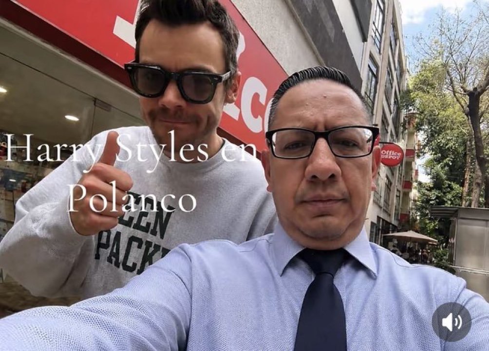 tspoetics's tweet photo. esta es la única foto d harry en cdmx q no me molesta https://t.co/wnySwD89js
