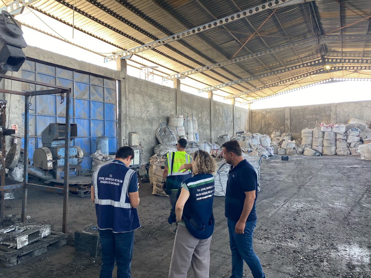 csbgovtr's tweet photo. Akdeniz Bölgesi’nde denizde ve kıyıda mikroplastik kirliliği ihbarı sonrası Bakanlık ekiplerimizce kapsamlı denetim çalışmaları başlatılmıştır. 

1 ay içinde yapılan  
5️⃣3️⃣0️⃣ denetim sonucunda; 

📌 Adana, Antalya, Hatay, Mersin ve Muğla’da faaliyet gösteren 23 tesise Çevre Kanunu uyarınca 4️⃣7️⃣ milyon 5️⃣9️⃣9️⃣ bin TL idari ceza uygulanmıştır.

Kamuoyuna saygıyla duyurulur.