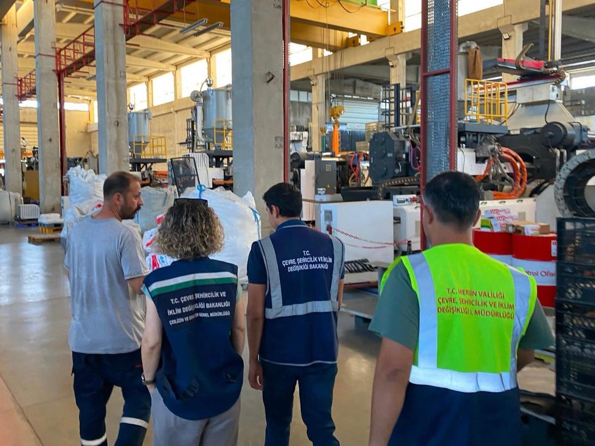 csbgovtr's tweet photo. Akdeniz Bölgesi’nde denizde ve kıyıda mikroplastik kirliliği ihbarı sonrası Bakanlık ekiplerimizce kapsamlı denetim çalışmaları başlatılmıştır. 

1 ay içinde yapılan  
5️⃣3️⃣0️⃣ denetim sonucunda; 

📌 Adana, Antalya, Hatay, Mersin ve Muğla’da faaliyet gösteren 23 tesise Çevre Kanunu uyarınca 4️⃣7️⃣ milyon 5️⃣9️⃣9️⃣ bin TL idari ceza uygulanmıştır.

Kamuoyuna saygıyla duyurulur.