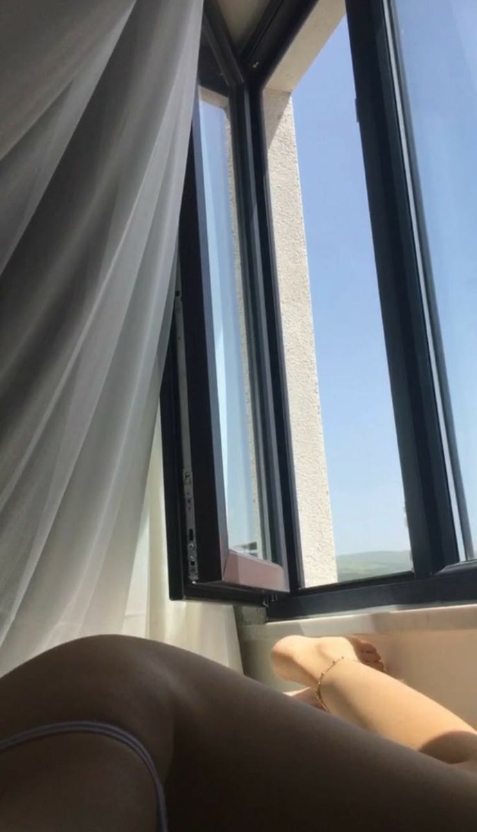 annaadiaaw's tweet photo. yaa tadinya cuma ngademm bep . cuma gatau deh akhir akhir inii lebih betah ga pakai apa apa hehe , apa lagii panas huftt , enakk bnagett. jujur jadi pengen punya rumahh yg private biar biasa aktifitas bugil terus 24 / 24 https://t.co/uIyaRzdBmg