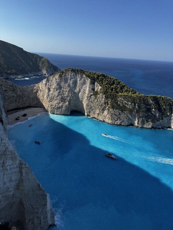_Naturaee's tweet photo. Lost in the endless blue of Zakynthos. https://t.co/4iRdPviY7h