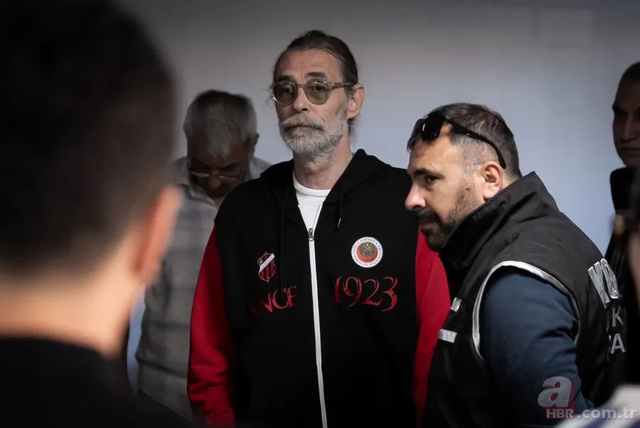 mahajansi's tweet photo. "5 sene buradayız, yiyebildiğiniz kadar yiyin!" 

Etimesgut Belediyesinde ekibe skandal rüşvet talimatı ortaya çıktı

2024 yılında 8 milyon TL olan Ramazan çadırı maliyetinin sahte faturalarla 100 milyon TL'ye çıkarılarak rant sağlandığı belgelendi. Dosyaya giren, "5 sene buradayız, yiyebildiğiniz kadar yiyin" itirafı ise şaşkınlık yarattı.

Sabah Gazetesi'nin haberine göre, şirket kasasından henüz ihalesi dahi yapılmamış aşevine ilişkin "Damga Vergisi" kılıfıyla tam 284 bin 750,60 TL nakit çıkışı yapıldığı, ancak dayanak gösterilen 34 sıra numaralı tahakkuk fişinin belediye kayıtlarındaki aslının sadece 486 TL'lik bir "Misafir Yemek Ücreti" olduğu tespit edildi. Sadece 486 TL'lik bir yemek fişinin evrakta sahtecilikle 284 bin 750.60 TL'ye dönüştürüldüğü ve henüz ihalesi bile yapılmamış iş üzerinden paranın çekildiği anlaşıldı. Bu nakit çıkışın 100 bin TL'sinin şirket müdürlüğü tarafından verilen banka talimatıyla kalan 184 bin 750.60 TL'sinin ise Hasan Büyükli isimli şahıs tarafından şirket kasasından nakit aldığı belirlendi.

Dosyada yer alan itiraflara göre, 2024 yılında yaklaşık 8-10 milyon TL olan Ramazan çadırı maliyeti, 2025 yılında akıllara durgunluk veren bir artışla yaklaşık 100 milyon TL'ye fırlatıldı. 

Personel Serkan Kozan'ın ifadesine göre, faturalar CHP Belediye Meclis Üyesi Ozan Yiğit gibi isimler üzerinden şişirilerek belediye iştiraki Etimkent A.Ş.'ye kesildi ve aradaki devasa fark yetkililer arasında pay edildi. 

Müfettişlerin incelediği bu 10 katlık artış, belediye tarihindeki en büyük "çadır vurgunu" olarak kayıtlara geçti.

İtirafçı personelin en çarpıcı beyanı ise toplamda 680 milyon TL'yi bulan aşevi ihalesine dair oldu. Aslında bir "hizmet alımı" olan yemek işi, denetimden kaçırmak veya süreci hızlandırmak amacıyla usulsüz şekilde "mal alımı" olarak sisteme girildi. 

Kreşlere ve aşevine yemek alımı işi, daha ihale süreci bile tamamlanmadan yandaş firmalara (YESA İnşaat, Etimkent A.Ş. vb.) verildi. İhalesiz başlatılan işleri yasallaştırmak için aylar sonra geriye dönük sahte tahakkuk fişleri ve hakediş raporları düzenlendiği bizzat tutanaklara geçti.