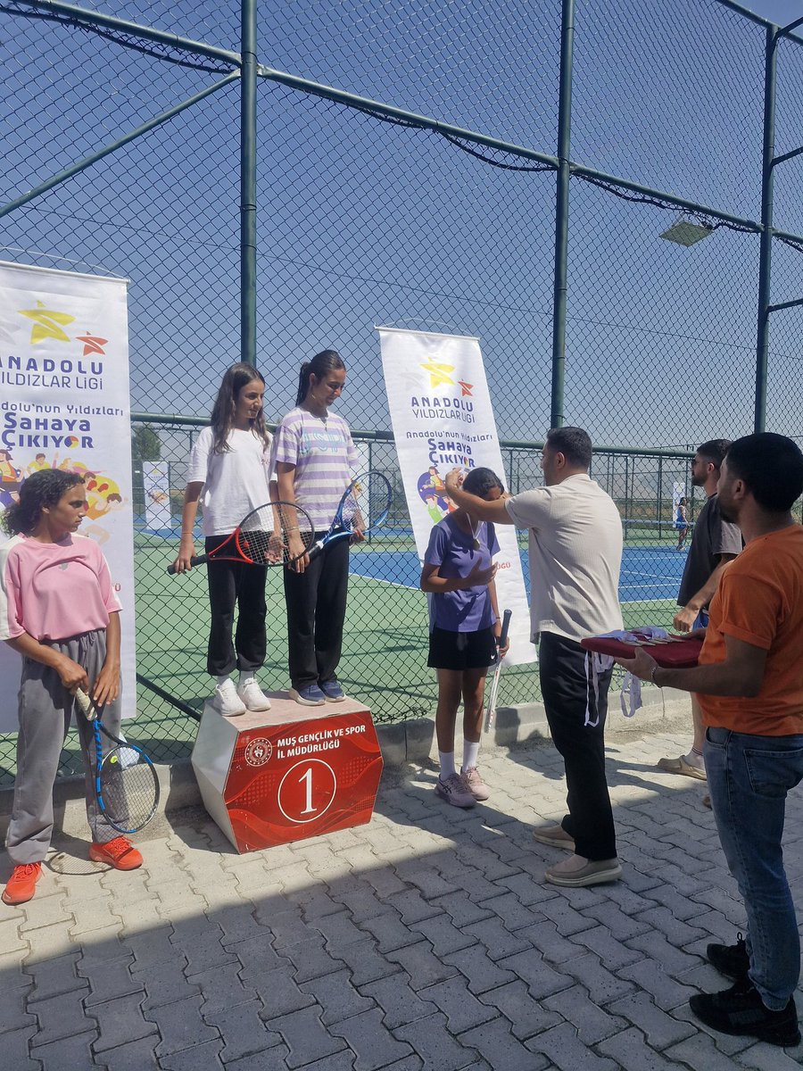 GSB_Van's tweet photo. Muş ilinde düzenlenen Analig 1.Etap Tenis Müsabakalarında kız takımımız, sahada gösterdiği üstün performansla tüm maçlarını kazanarak şampiyon oldu!

Bu büyük başarının ardından takımımız, Elazığ’da düzenlenecek olan 2. Etap Yarı Final müsabakalarına katılmaya hak kazandı. 🎾 https://t.co/HcjrYUgbfH