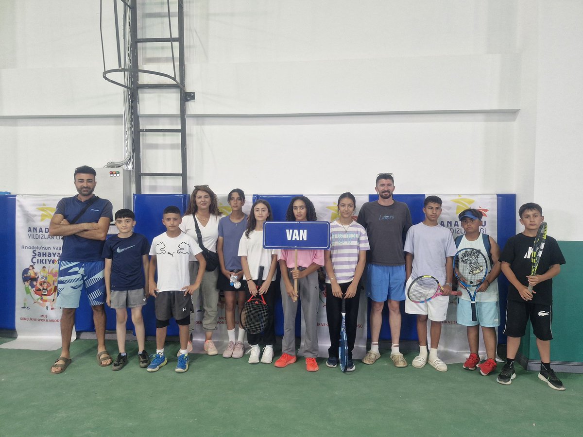 GSB_Van's tweet photo. Muş ilinde düzenlenen Analig 1.Etap Tenis Müsabakalarında kız takımımız, sahada gösterdiği üstün performansla tüm maçlarını kazanarak şampiyon oldu!

Bu büyük başarının ardından takımımız, Elazığ’da düzenlenecek olan 2. Etap Yarı Final müsabakalarına katılmaya hak kazandı. 🎾 https://t.co/HcjrYUgbfH