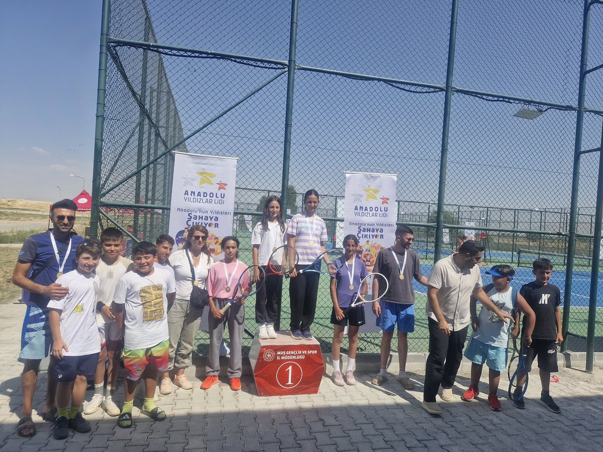 GSB_Van's tweet photo. Muş ilinde düzenlenen Analig 1.Etap Tenis Müsabakalarında kız takımımız, sahada gösterdiği üstün performansla tüm maçlarını kazanarak şampiyon oldu!

Bu büyük başarının ardından takımımız, Elazığ’da düzenlenecek olan 2. Etap Yarı Final müsabakalarına katılmaya hak kazandı. 🎾 https://t.co/HcjrYUgbfH