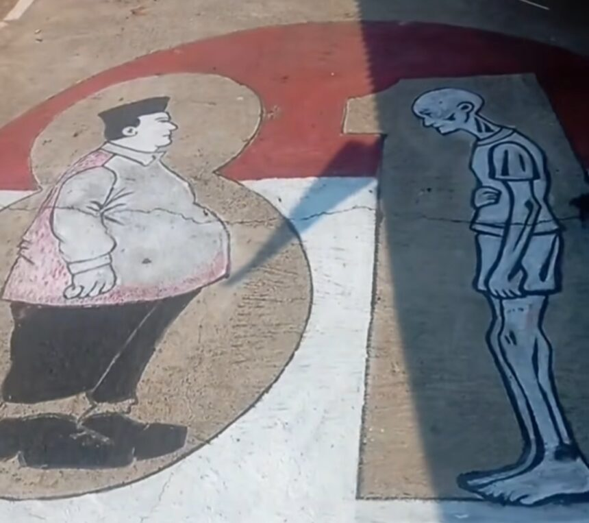 LambeSahamjja's tweet photo. ada mural viral tema hut ke-81 ri diunggah akun ig :
- muralnya bentuk lingkaran merah putih angka 81
- di angka 8 ada gambar pria gemuk perut buncit pake peci warganet bilang mirip presiden praxxxx
- di angka 1 ada gambar org kurus pake kaos celana pendek enggak pake alas kaki lagi pegangin perutnya kayak nahan lapar
- tulisan di bawah muralnya diplesetin dari tema resmi "indonesia berdaulat maju dan berkelanjuta
-  jadi "indonesia berdaulat adil untuk yang makmur"
- warganet nafsirin itu sindiran soal ketimpangan sosial ekonomi