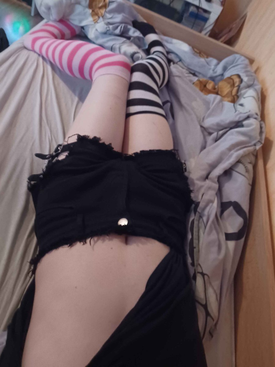 Nicco3005's tweet photo. Lil femboy in da bed >:3 https://t.co/xrraqYCscs