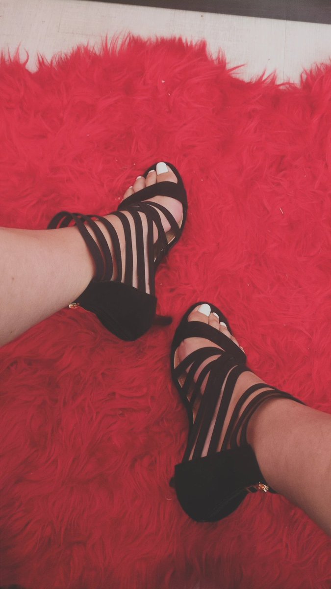 elodiednb's tweet photo. A touts mes Fetichistes de pieds j'ai acheté quelque chose pour mes jolis pieds qui risque de vous plaire 😁 

#domina #dominatrice #pieds #pied #foot #feet #findom #monneyslave #clermontferrand #réel63 #esclave #slave https://t.co/lQSPUzbLNg