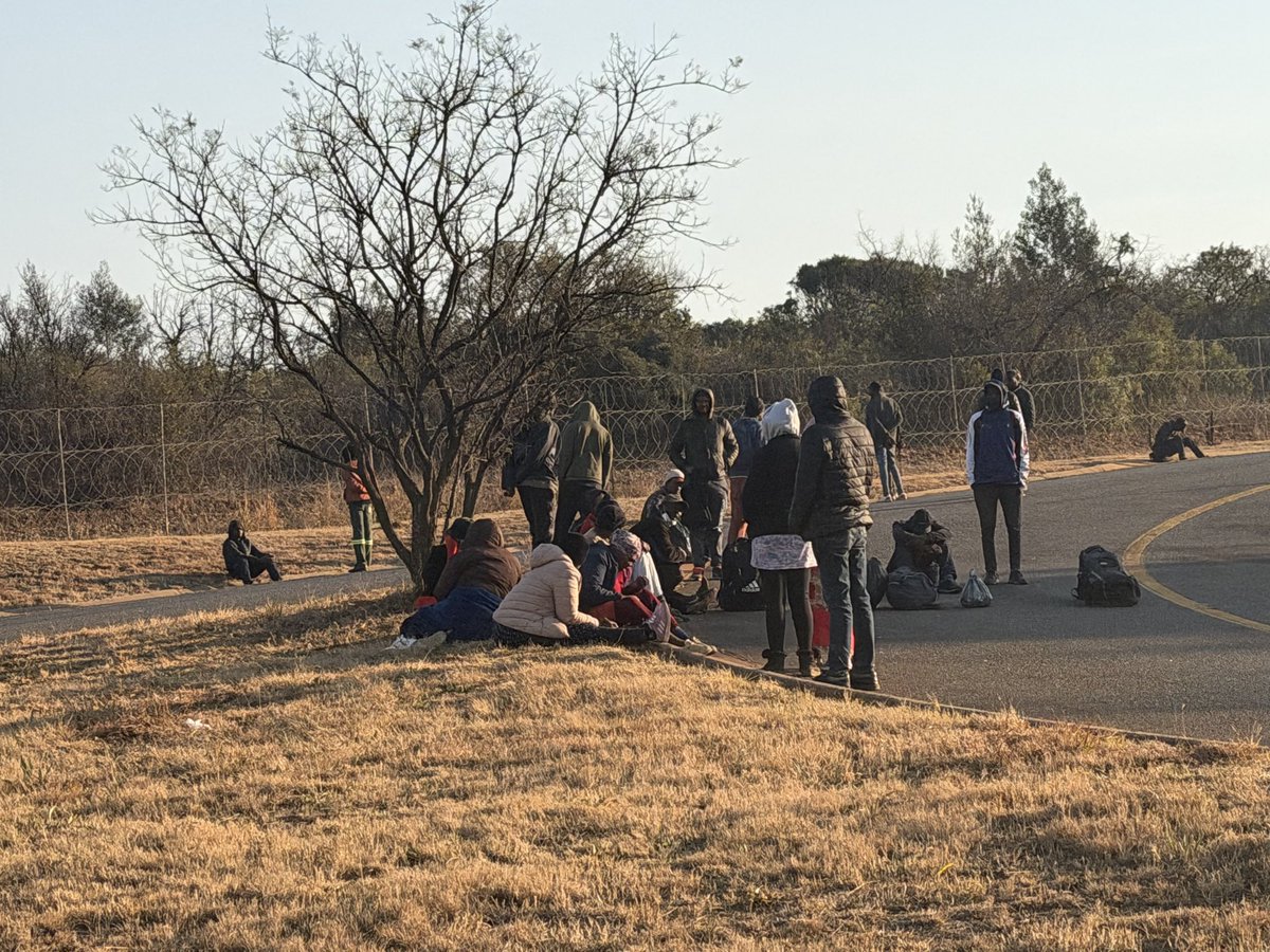 Sixty_Sa's tweet photo. Happening right now. A bus just dropped a group of illegal foreigners after Fountains Square towards R21. I have already called @SAPoliceService . Sunnyside police station called me to verify but we are still waiting for them to arrive. @nasiphim illegals are roaming around your city 😎