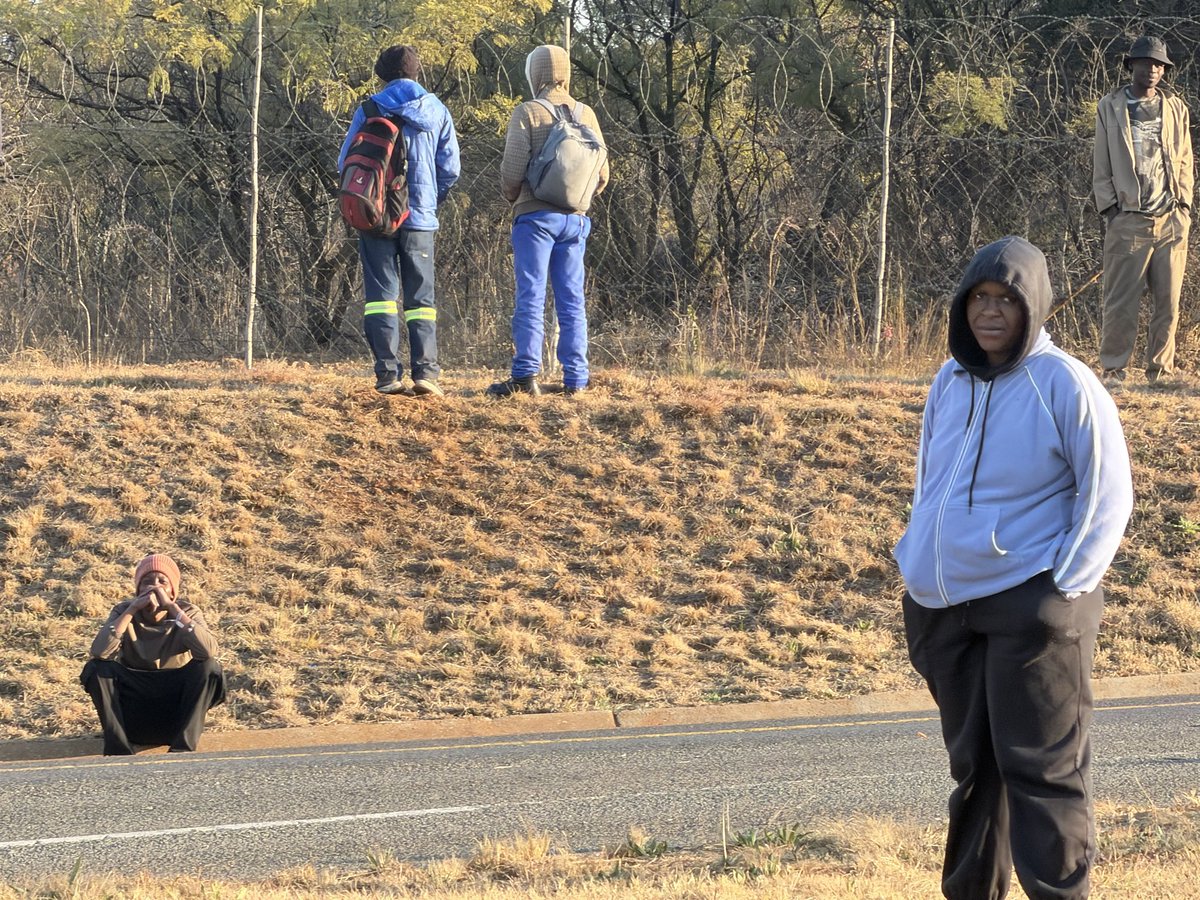 Sixty_Sa's tweet photo. Happening right now. A bus just dropped a group of illegal foreigners after Fountains Square towards R21. I have already called @SAPoliceService . Sunnyside police station called me to verify but we are still waiting for them to arrive. @nasiphim illegals are roaming around your city 😎