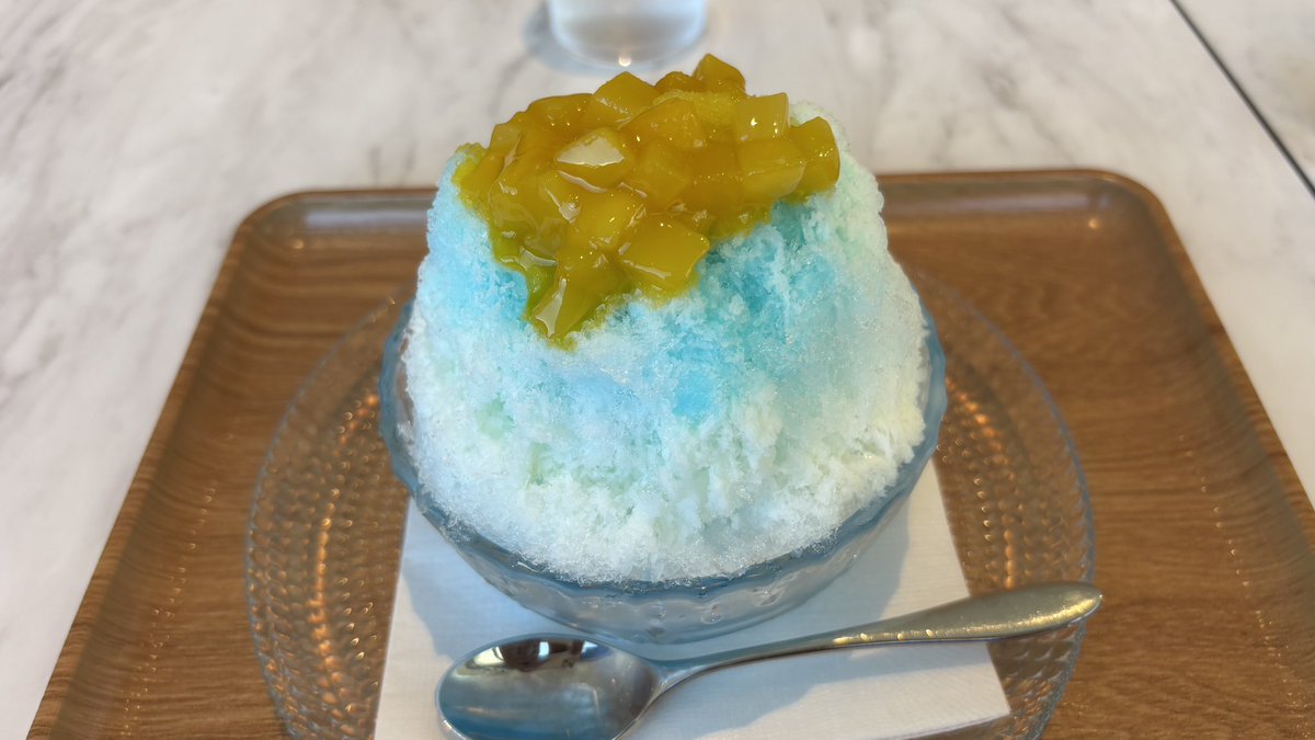 GocarJournalist's tweet photo. 最近、ENEOSは充電できたり、ドトール併設で飲食できてるようになっていますよね。セルフスタンドの人員と、飲食の人員を兼ねることができて理に適ってるけど、自分ではガソリン入れるだけで、特にドトールへは行く理由は特にないな…と思ってました。
でも、今日初めて気づきました。
急速充電をENEOSにしに来た人にはこんなありがたい施設ないわ💦