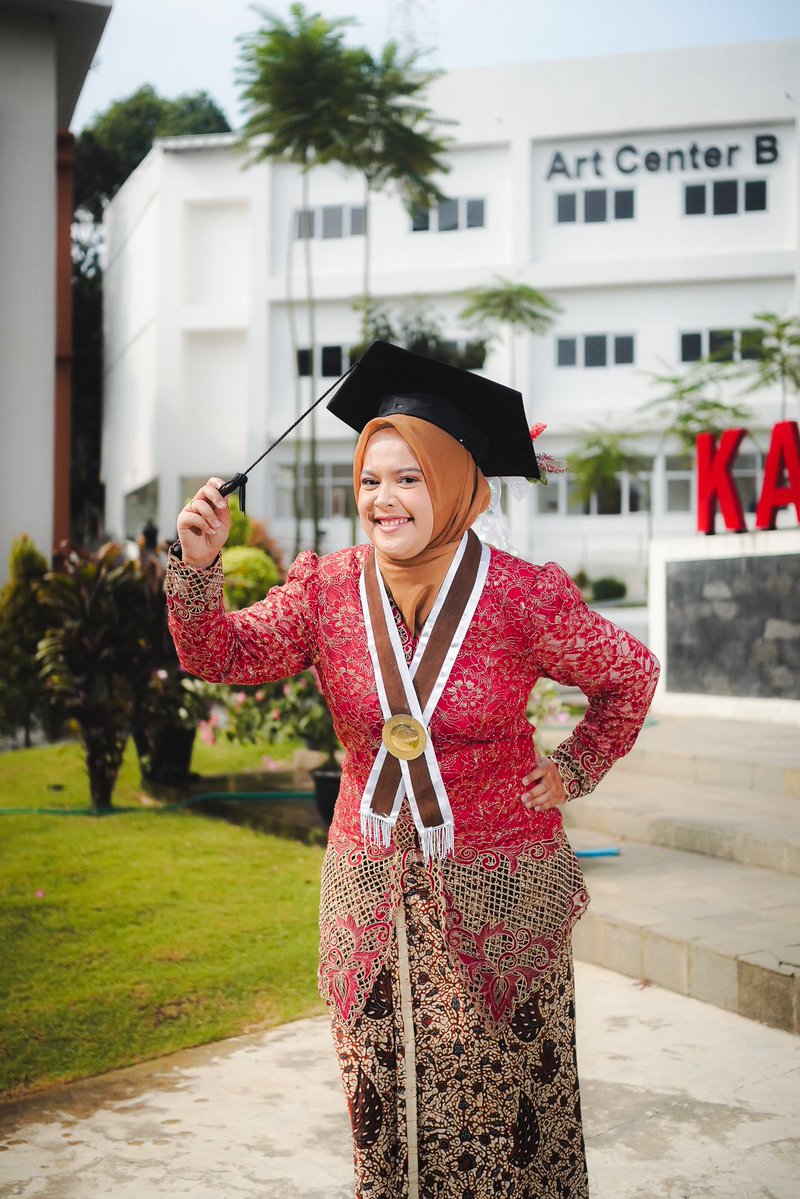 aurelnissa24's tweet photo. Make up wisuda pake sendiri ini fotografernya juga oke banget https://t.co/p0AQAanWKD
