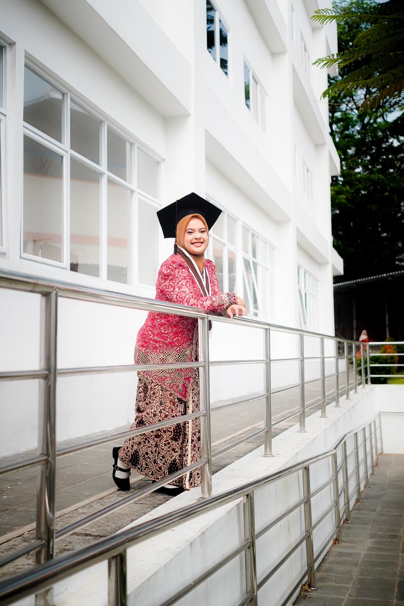 aurelnissa24's tweet photo. Make up wisuda pake sendiri ini fotografernya juga oke banget https://t.co/p0AQAanWKD