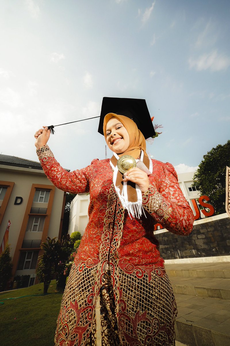 aurelnissa24's tweet photo. Make up wisuda pake sendiri ini fotografernya juga oke banget https://t.co/p0AQAanWKD