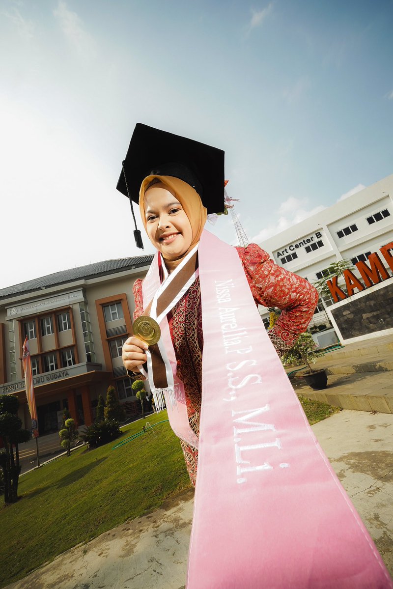 aurelnissa24's tweet photo. Make up wisuda pake sendiri ini fotografernya juga oke banget https://t.co/p0AQAanWKD