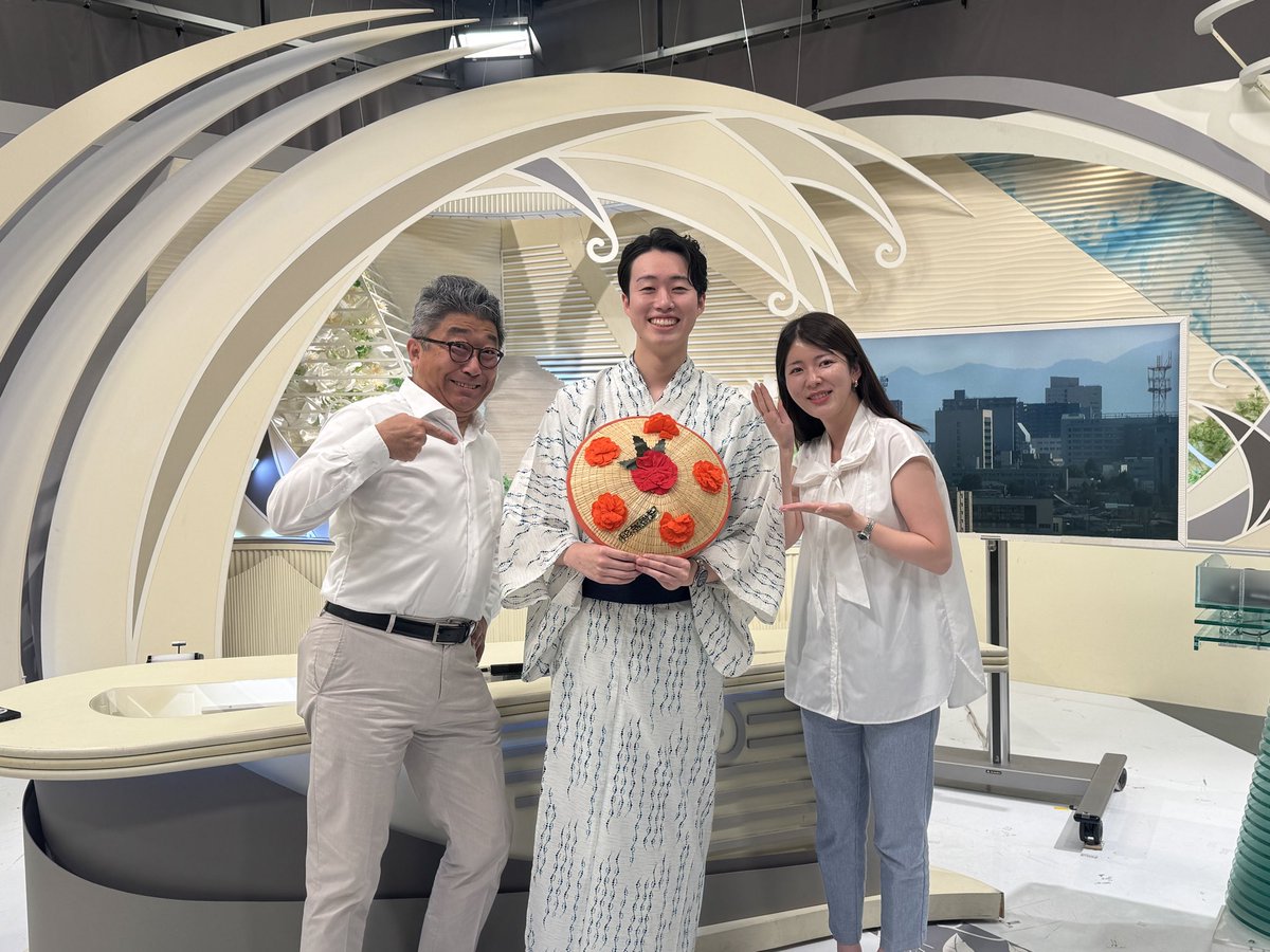 sakuranbotv_8ch's tweet photo. このあと 18時9分〜
『newsイット！やまがた』は

今日からスタート #山形花笠まつり の会場から
東アナが生中継！🏵️

浴衣に着替えて準備万端です👘

そして今日は偶然アナウンサー陣が全員出勤の日！
みんなで集合写真を撮りましたよ〜🤳✨

#さくらんぼテレビ https://t.co/VEjETz7nQE
