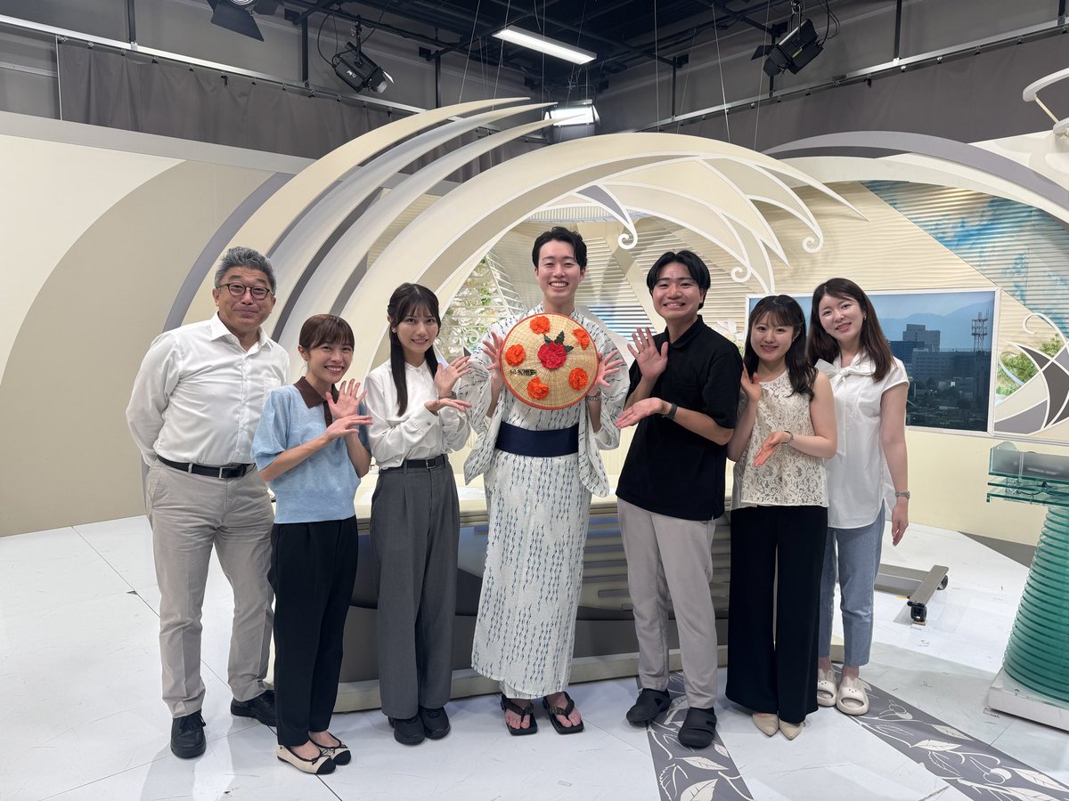 sakuranbotv_8ch's tweet photo. このあと 18時9分〜
『newsイット！やまがた』は

今日からスタート #山形花笠まつり の会場から
東アナが生中継！🏵️

浴衣に着替えて準備万端です👘

そして今日は偶然アナウンサー陣が全員出勤の日！
みんなで集合写真を撮りましたよ〜🤳✨

#さくらんぼテレビ https://t.co/VEjETz7nQE