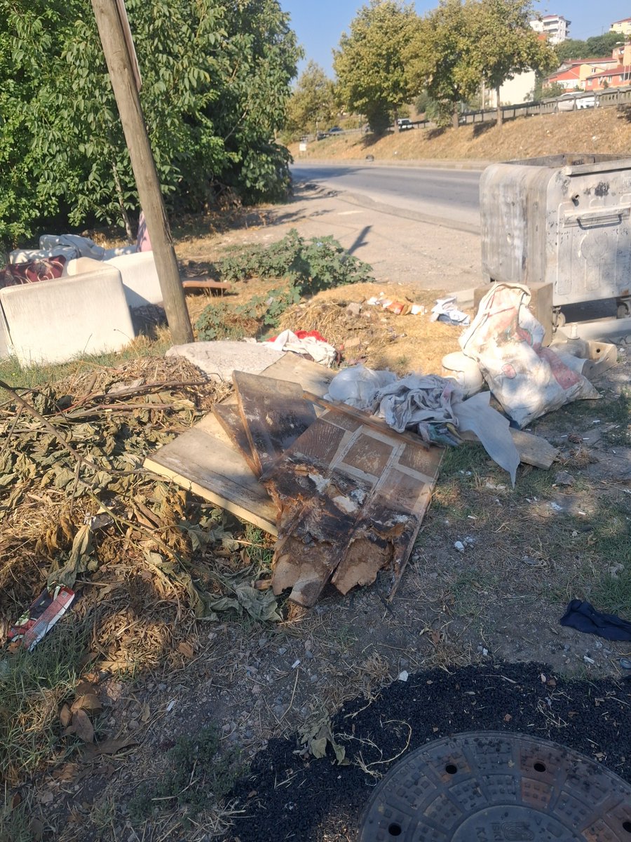 1071erdal's tweet photo. @Pendik_Belediye  Bu çöpler yaklaşık 1 aydır burada çok kötü bir görüntü var Belediyeye bildirim yapılıp talep oluşturuldu ama hala sonuç yok.Kavakpınar mah.yazlık https://t.co/wli3znpncY sokak başında https://t.co/ZKqwBTxrMR