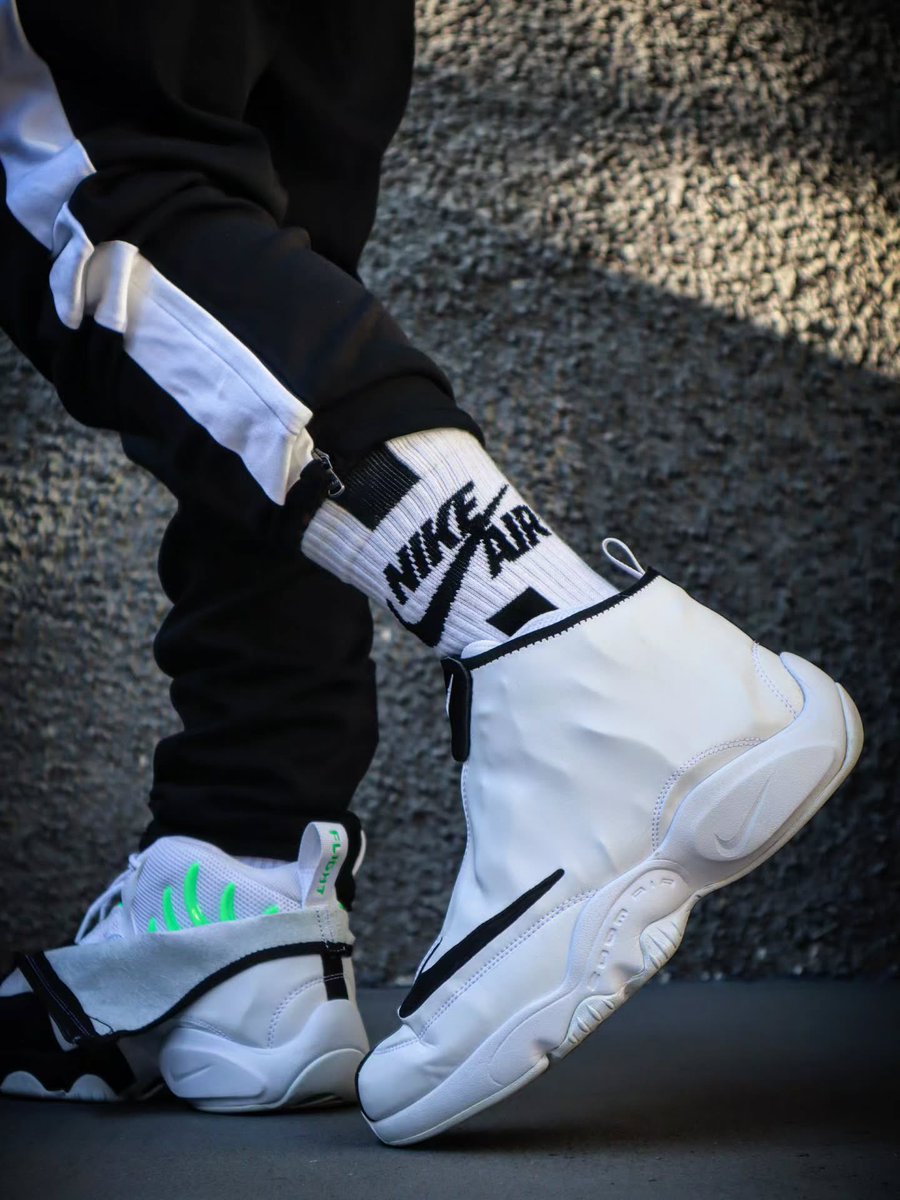 JustFreshKicks's tweet photo. Nike Zoom Flight The Glove "Poison Green" Returns Summer 2027 👀 https://t.co/oPmyKSp6kg